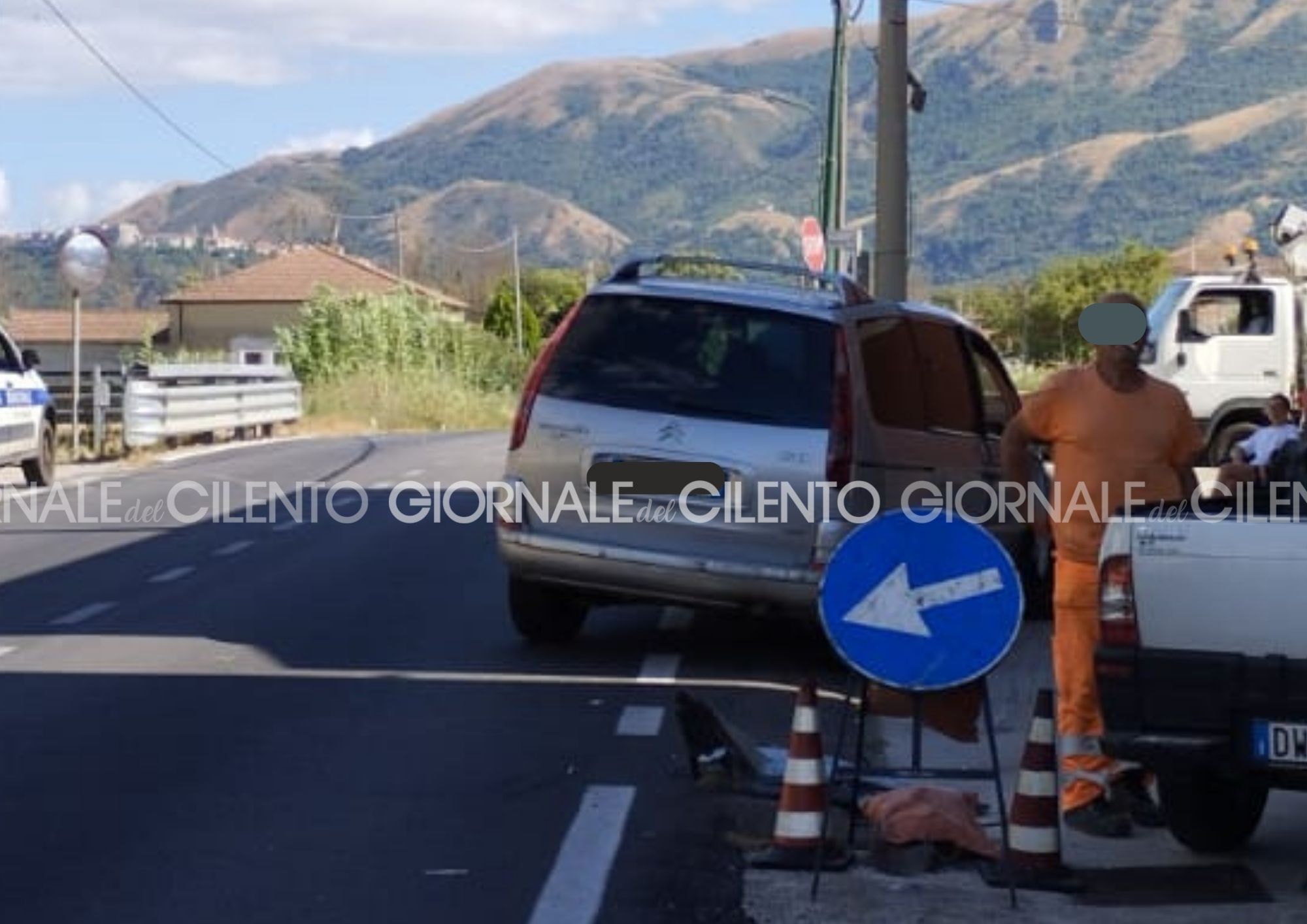 Teggiano, auto finisce contro il palo della luce: donna ferita in modo lieve