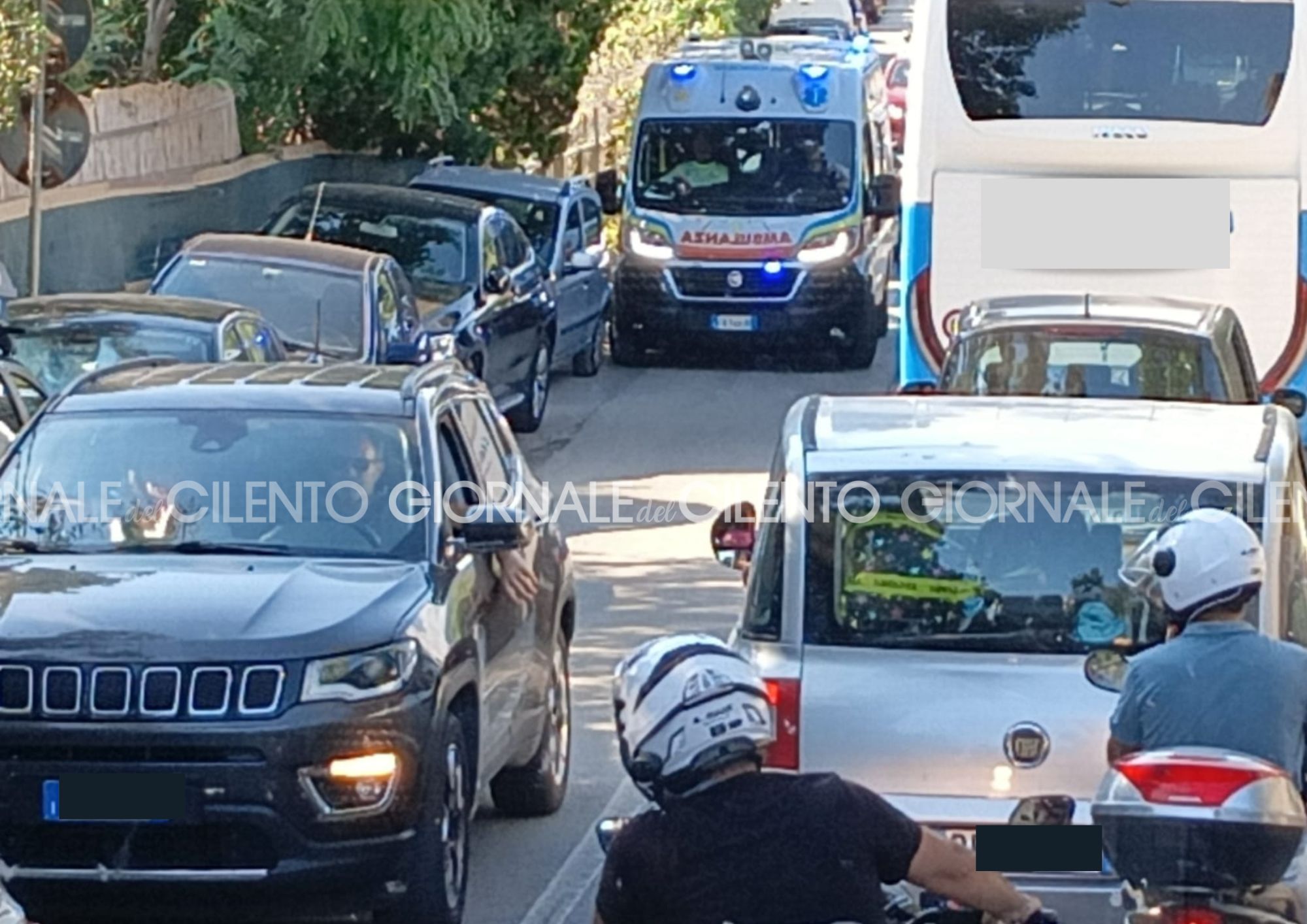 Caprioli, parcheggi selvaggi e caos: bloccata ambulanza e autobus di linea