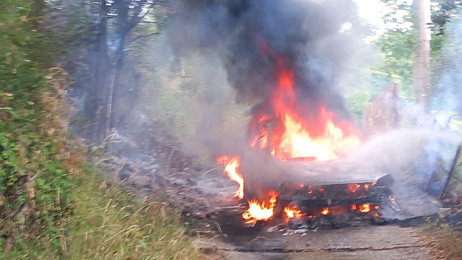 Auto in fiamme a Padula: vigili del fuoco e protezione civile per spegnere il rogo