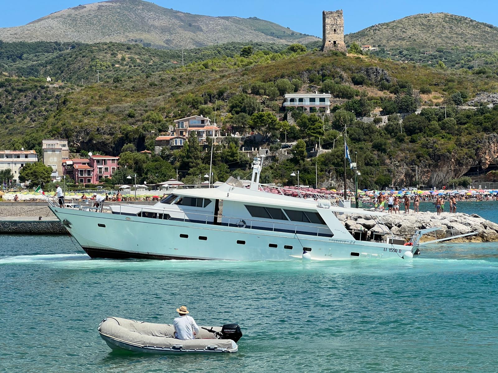 Marina di Camerota, yacht rischia di affondare: 10 persone tratte in salvo dalla guardia costiera