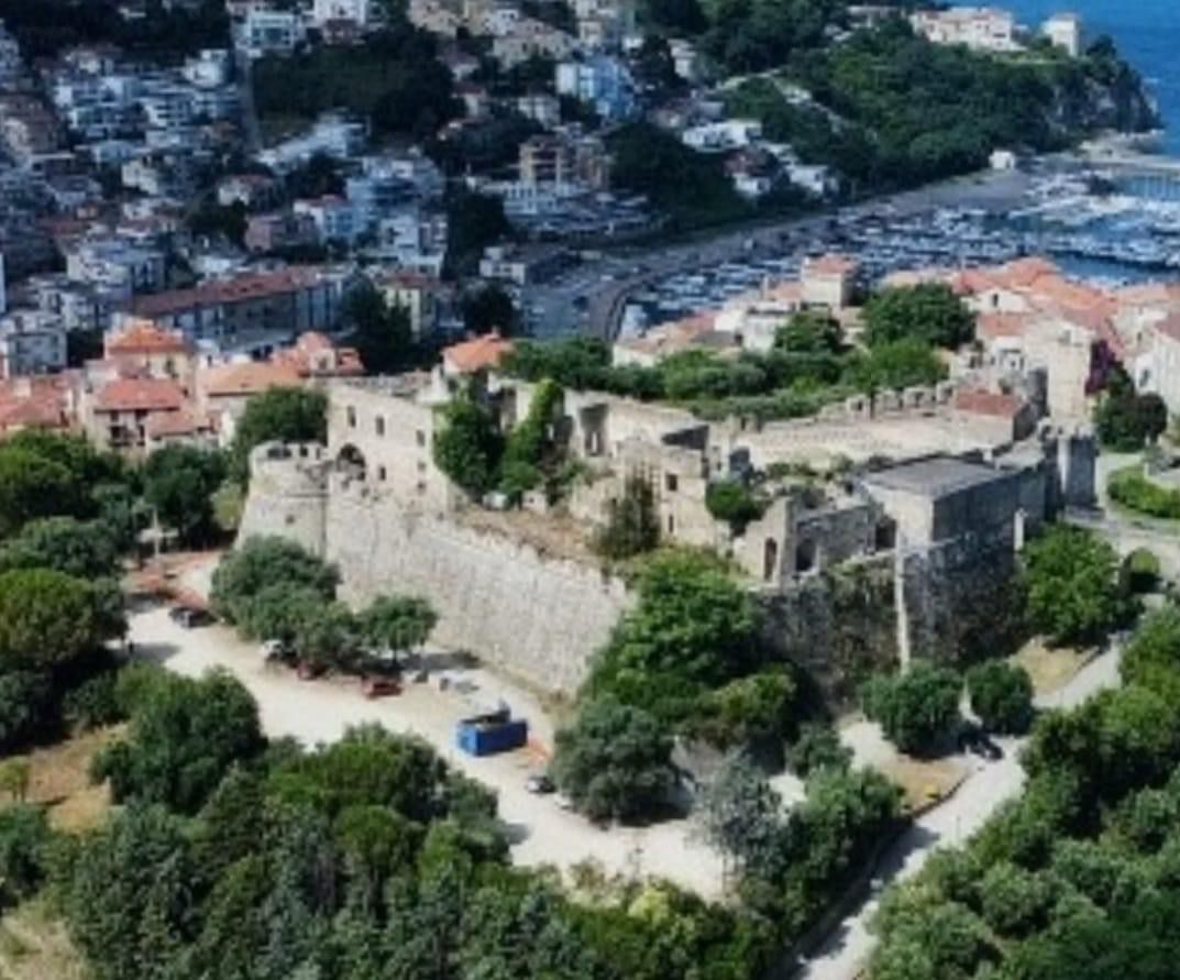 Agropoli, atti vandalici nel parcheggio del castello: individuato il responsabile