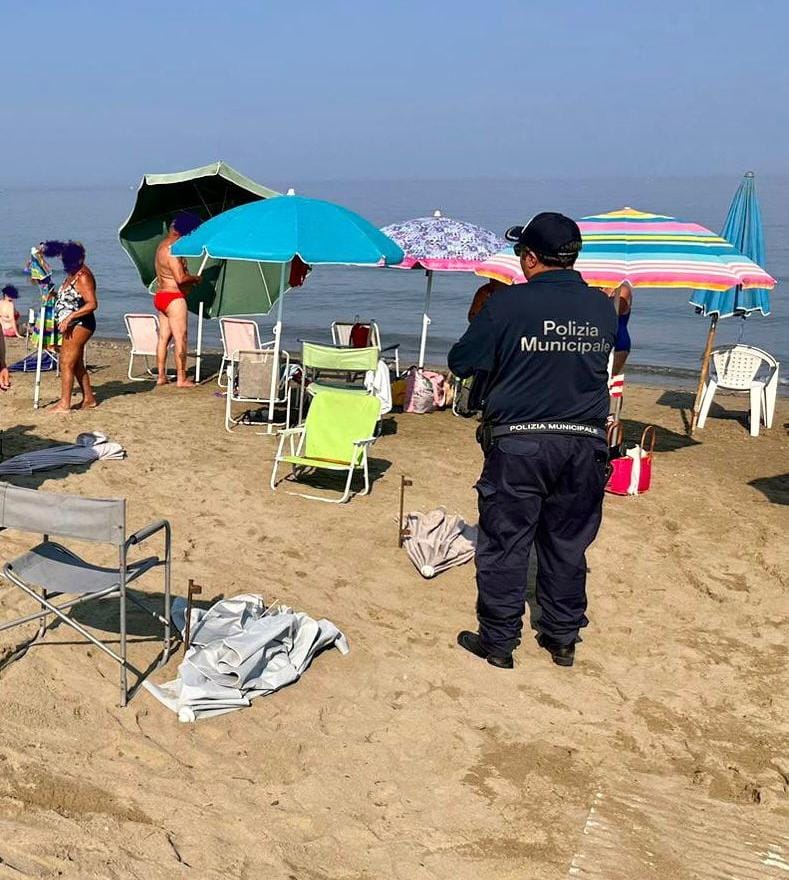 Cilento, fittava abusivamente ombrelloni e altre attrezzature sulla spiaggia libera: denunciato