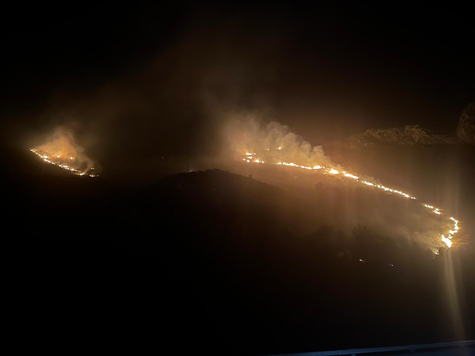 Vasto incendio nella notte lungo la Mingardina, in fumo ettari di macchia mediterranea