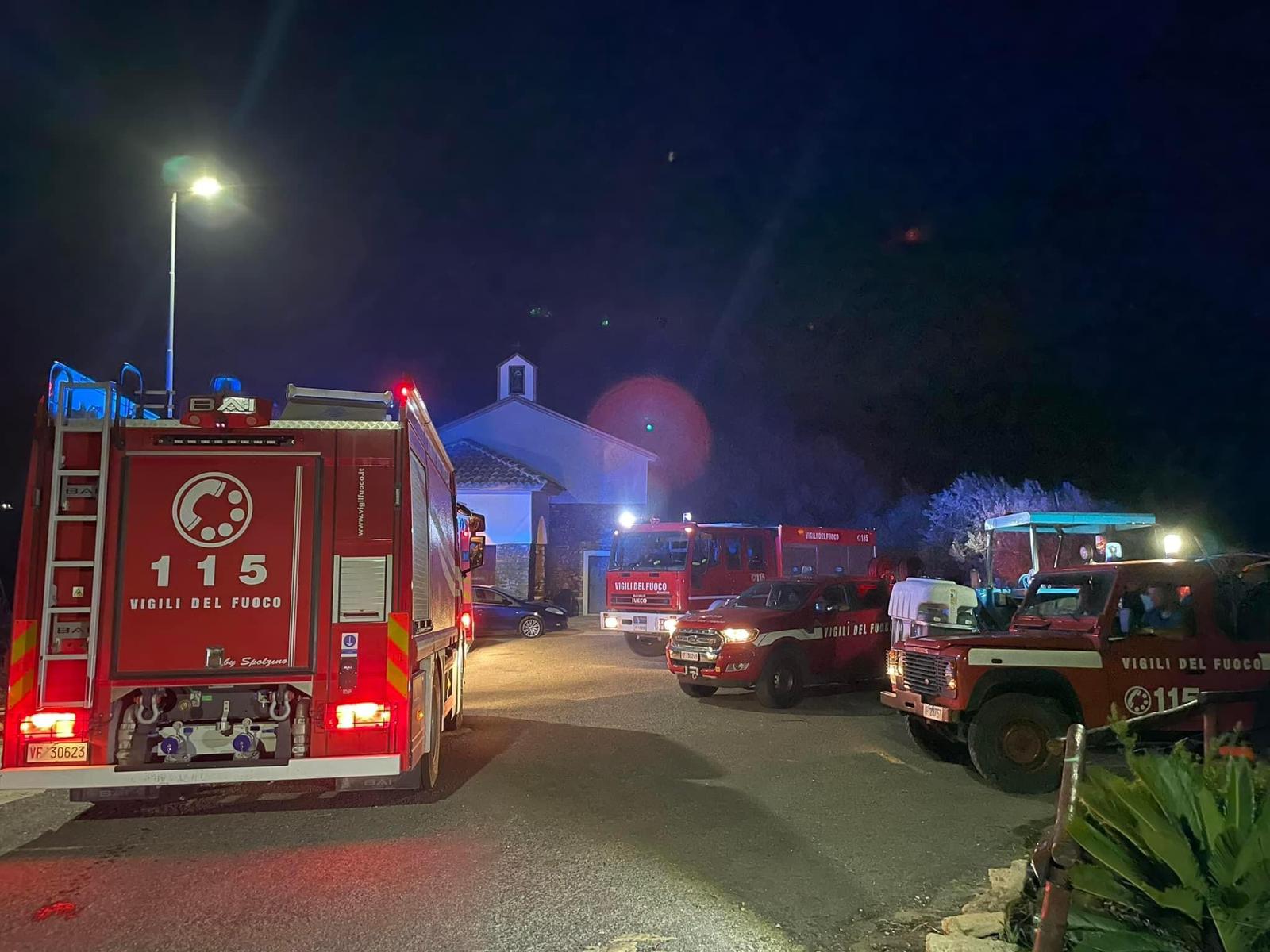 Montecorice, fiamme a San Donato: fuoco minaccia chiesetta
