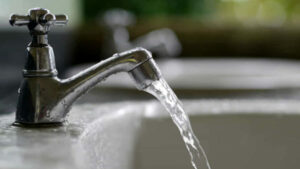 Acqua in bottiglia o del rubinetto? I medici per l’ambiente indicano la via sostenibile