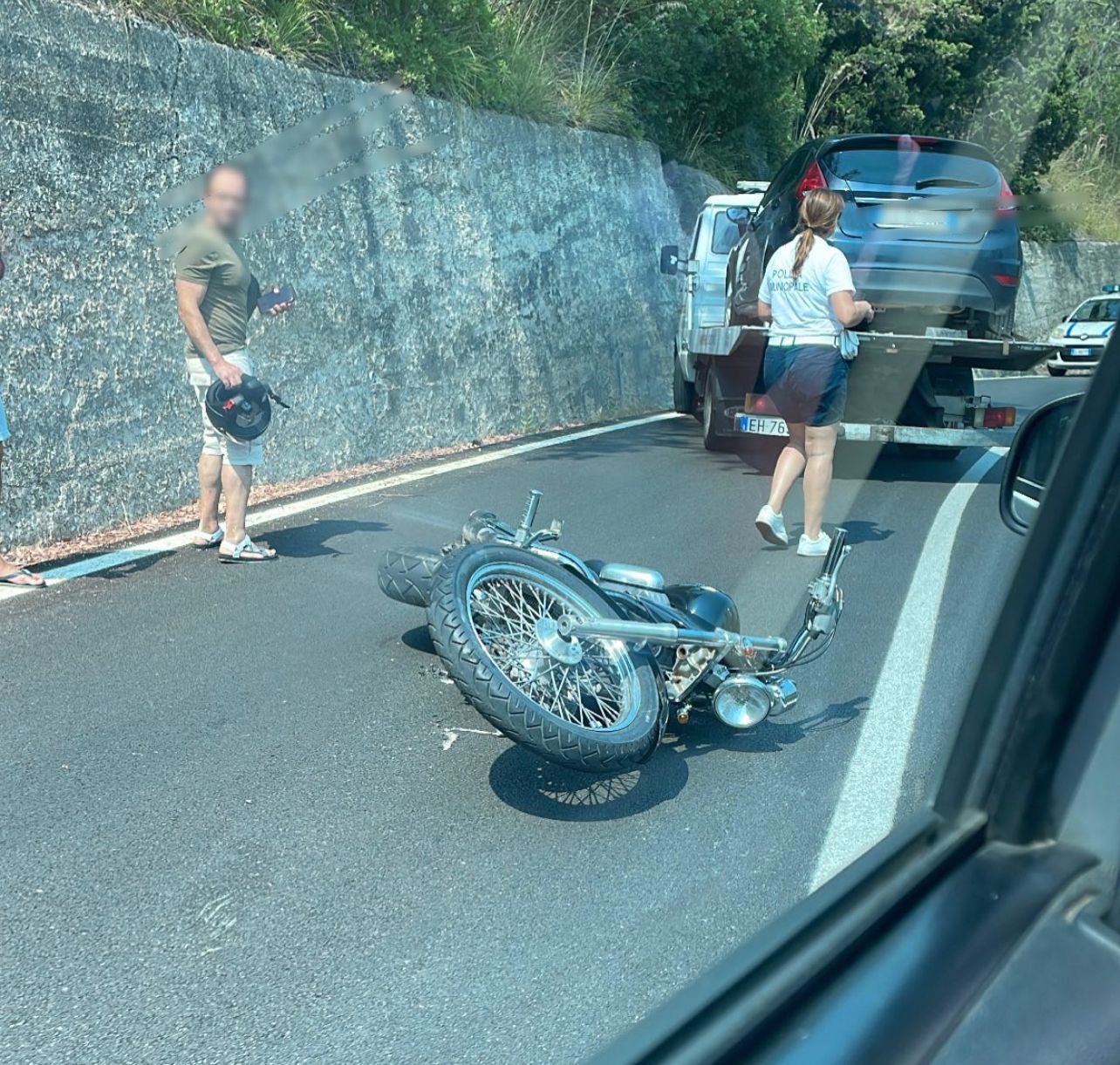 Incidente stradale tra Acciaroli e Pioppi: un ferito, disagi al traffico