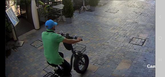 Agropoli, ruba bici elettrica di un rider: ladro beccato dalle telecamere