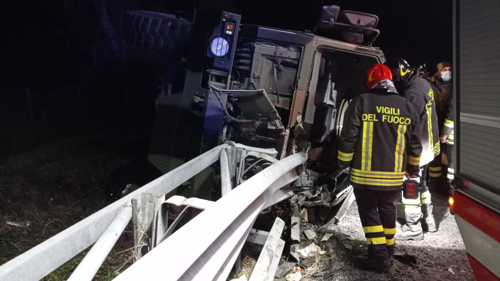 Schianto lungo la Bussentina, camion contro guardrail: due feriti