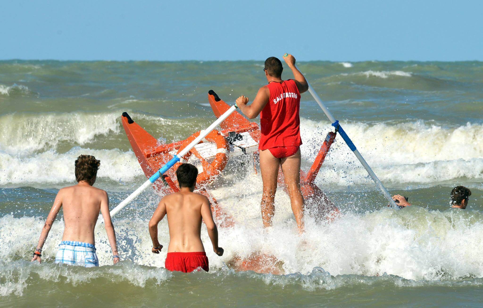 Castellabate, turisti salvati in mare dai bagnini nonostante gli appelli e la bandiera rossa