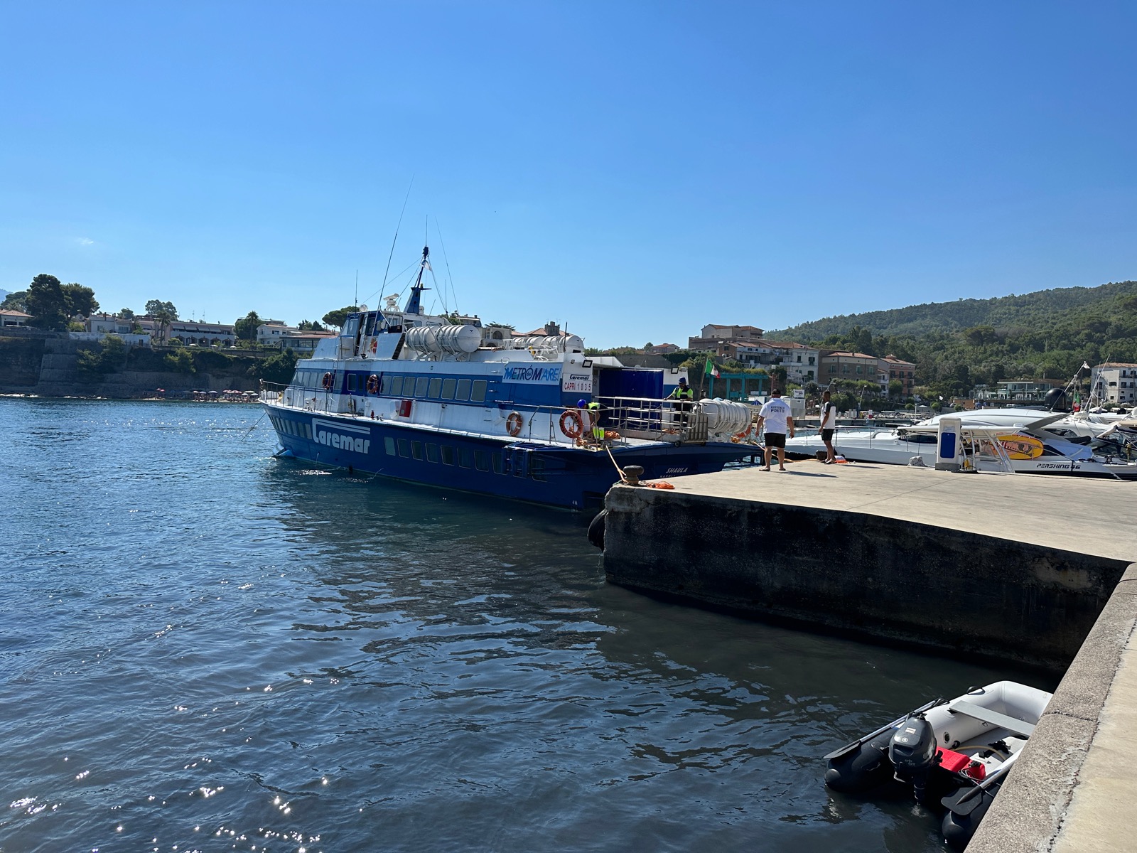 Metrò del mare raggiunge il porto di San Marco di Castellabate: decine di turisti diretti a Capri