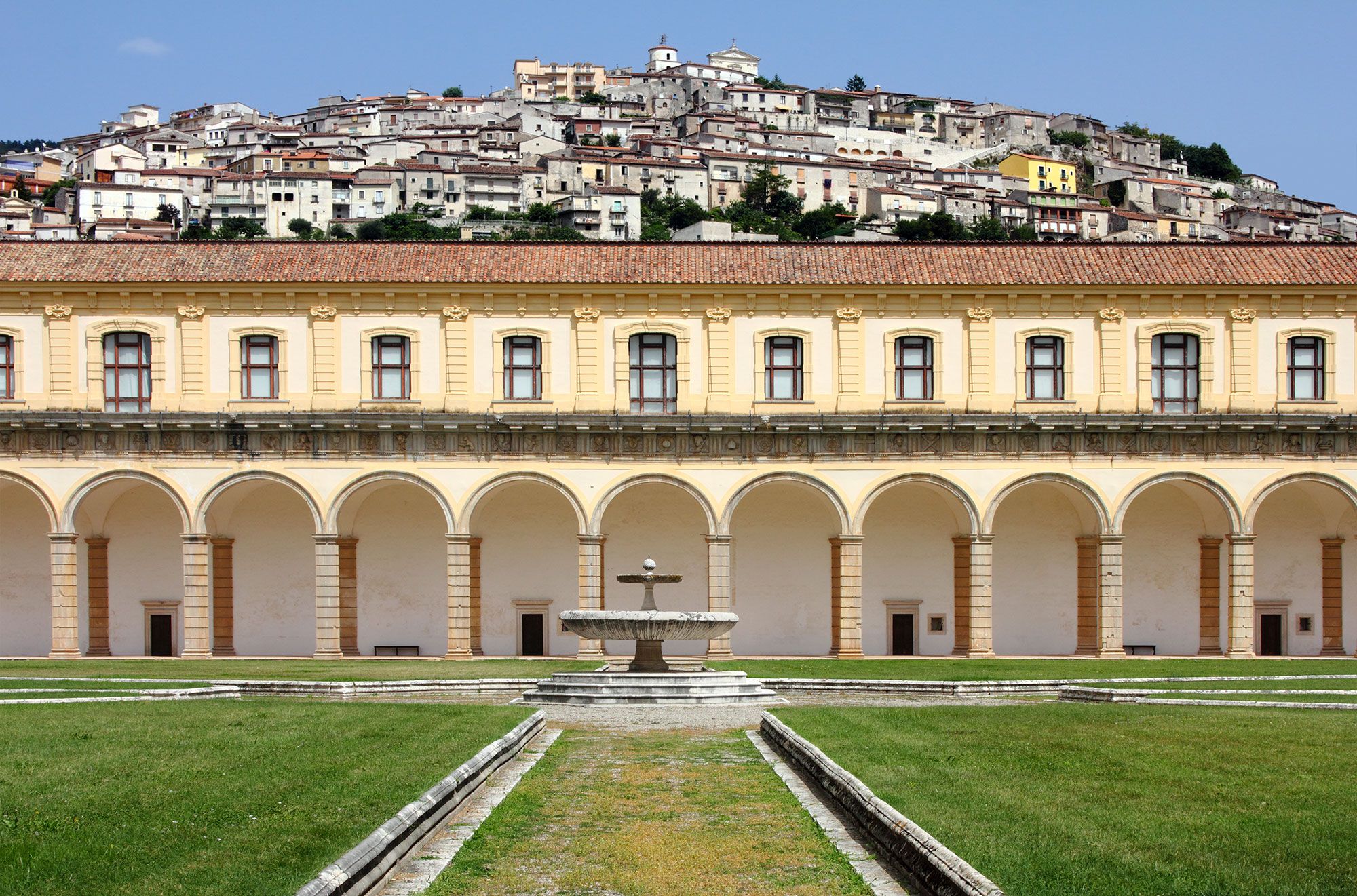 Certosa di Padula, la gestione si scusa: «Chiusi per recupero riposo settimanale di Ferragosto»