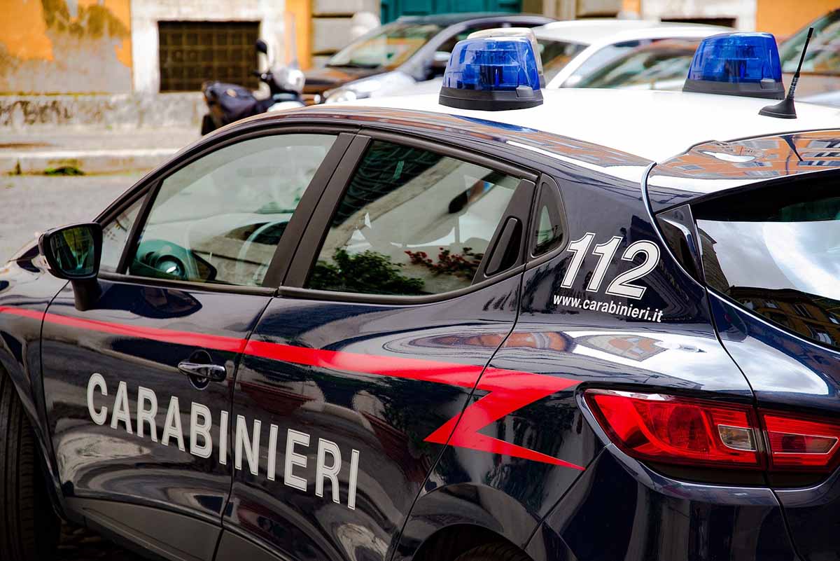 Paura a Polla, ladri colti in flagrante in casa: la proprietaria li mette in fuga