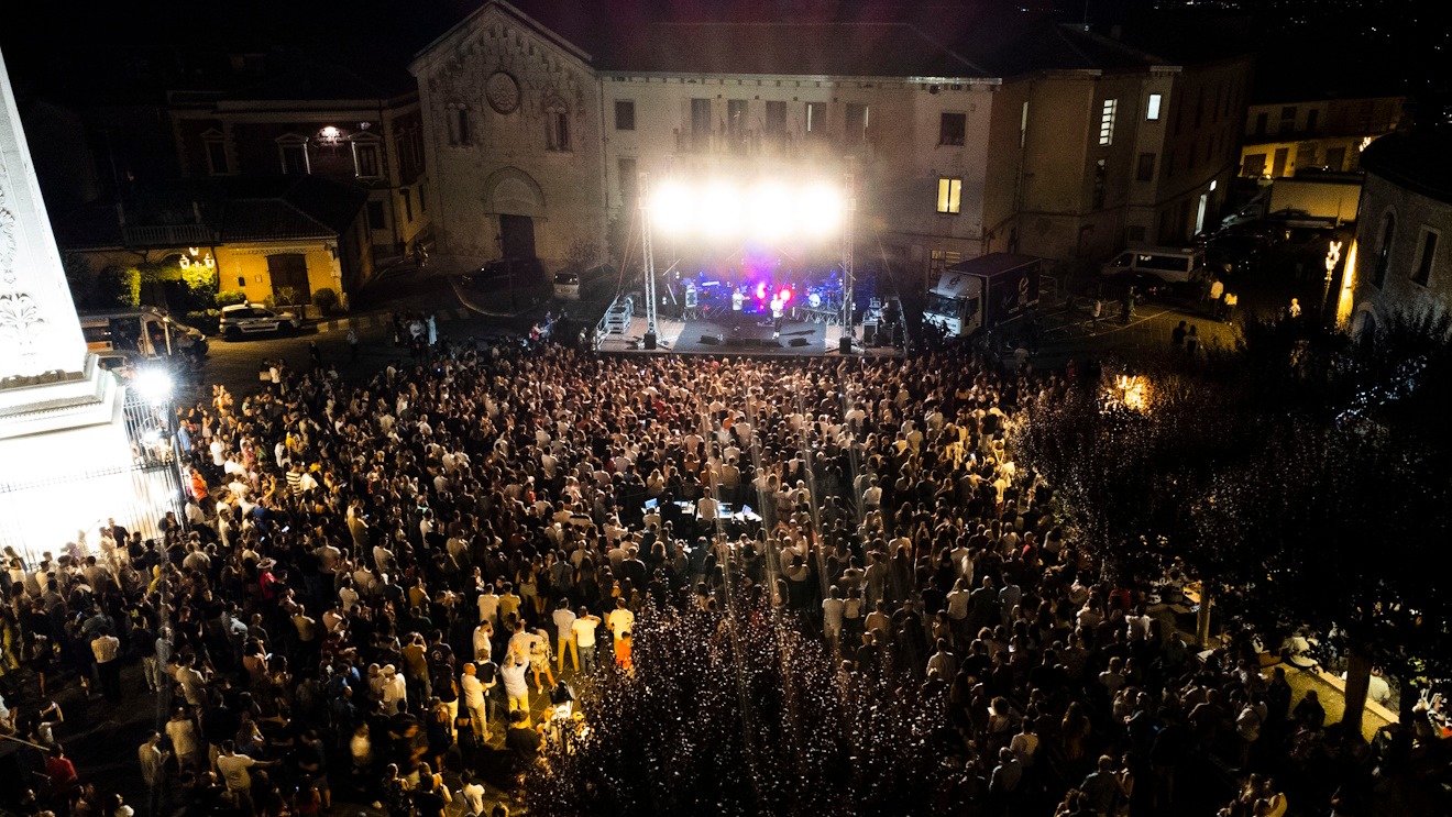In migliaia a Teggiano per il concerto degli Zero Assoluto