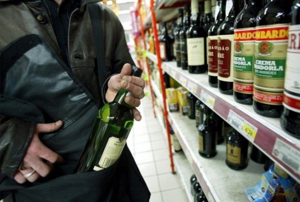 Sorpresi a rubare super alcolici in un supermercato a Marina di Camerota, fermati