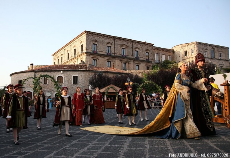 Teggiano, torna la rievocazione medievale “Alla tavola della Principessa Costanza”