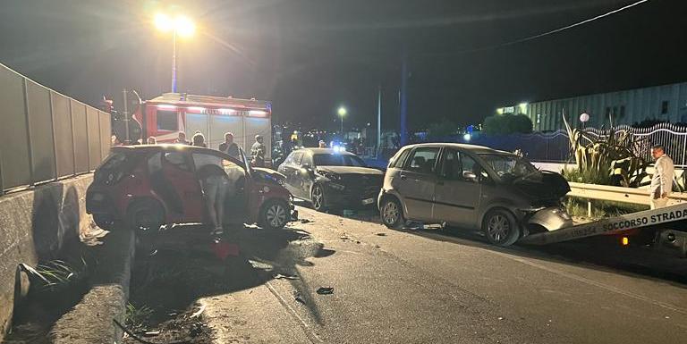 Notte di incidenti,  tre schianti lungo le strade: 7 feriti