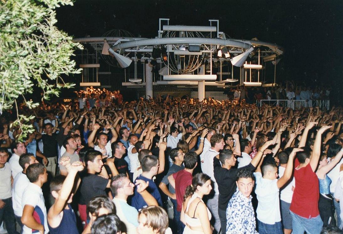 Cilento, crolla ringhiera in discoteca