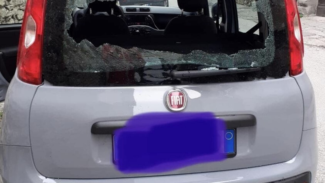 Notte di San Lorenzo segnata da vandali lungo la costa: auto danneggiate e saccheggiate
