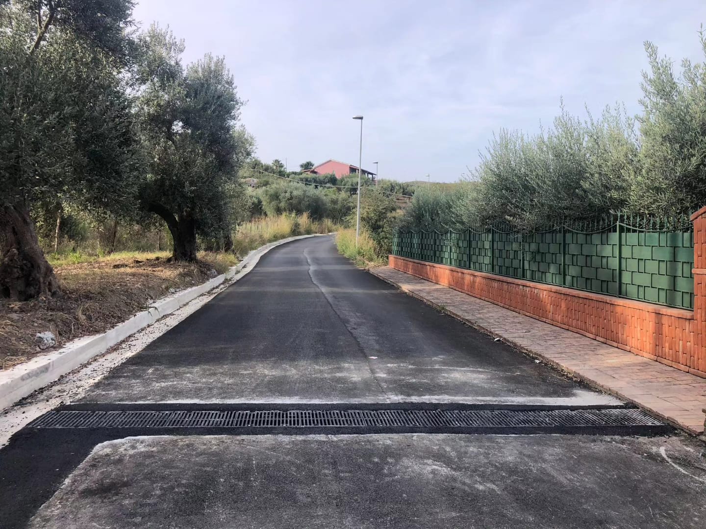 Via Piano delle Pere ad Agropoli: lavori di allargamento e rifacimento della strada