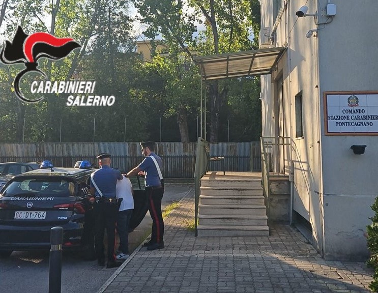 Hashish in casa, pusher acciuffato dai carabinieri nel salernitano: in casa anche contanti