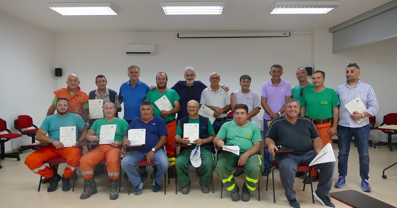 Vallo di Diano, consegna dei patentini speciali per trattoristi ed escavatoristi a 15 operai del Servizio Antincendio