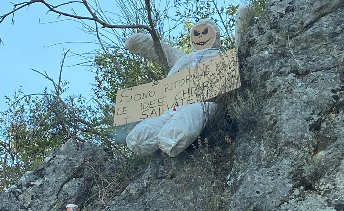 Riappare il «fantasma» di Campostrino tra Polla e Pertosa: la denuncia contro l’abbandono rifiuti