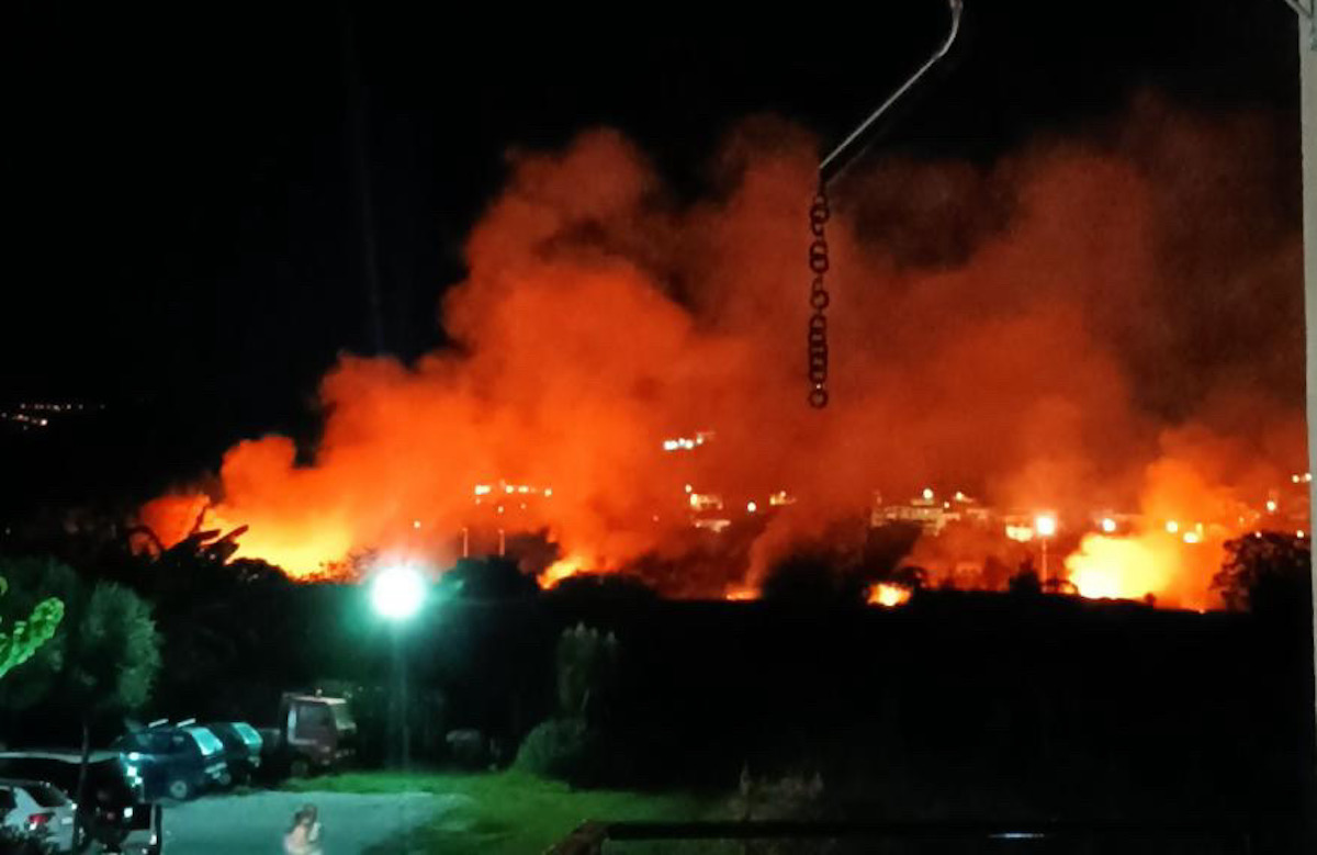 Brucia anche Omingano Scalo: il vento rende difficile le operazioni di spegnimento