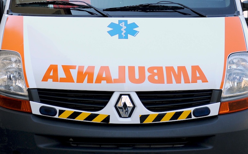 Cilento, vuole fumare in ambulanza: 40enne aggredisce infermiere e autista