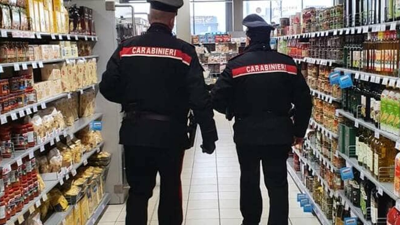 Sorpresi a rubare in un supermercato: coppia in manette