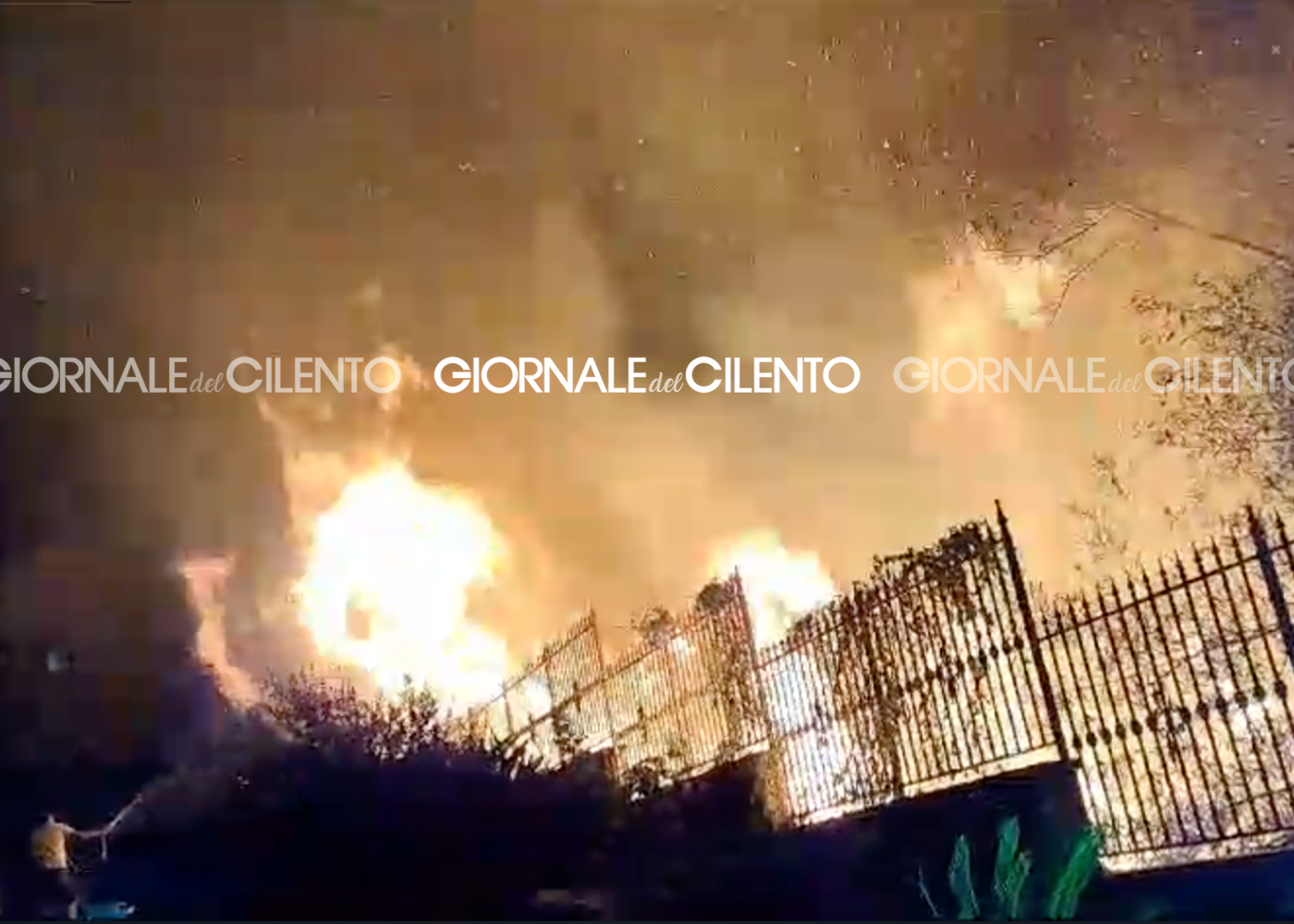 Fiamme nella notte a Velina, paura in località Fornace: rogo vicino alle case