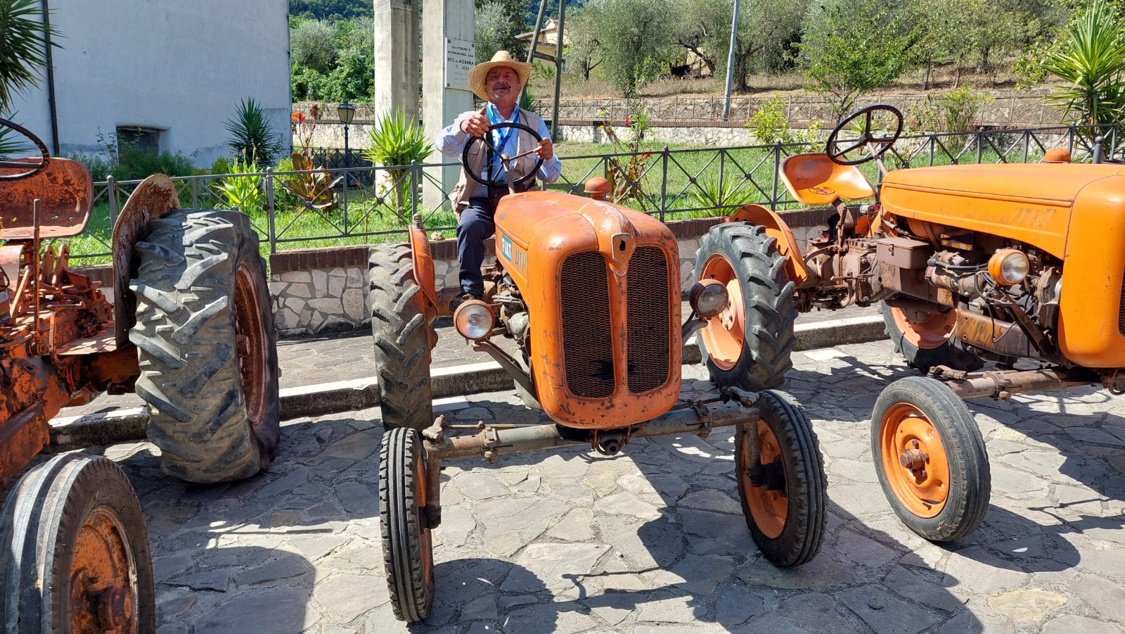 Oliveto Citra, in piazza sfilano più di 30 trattori d’epoca