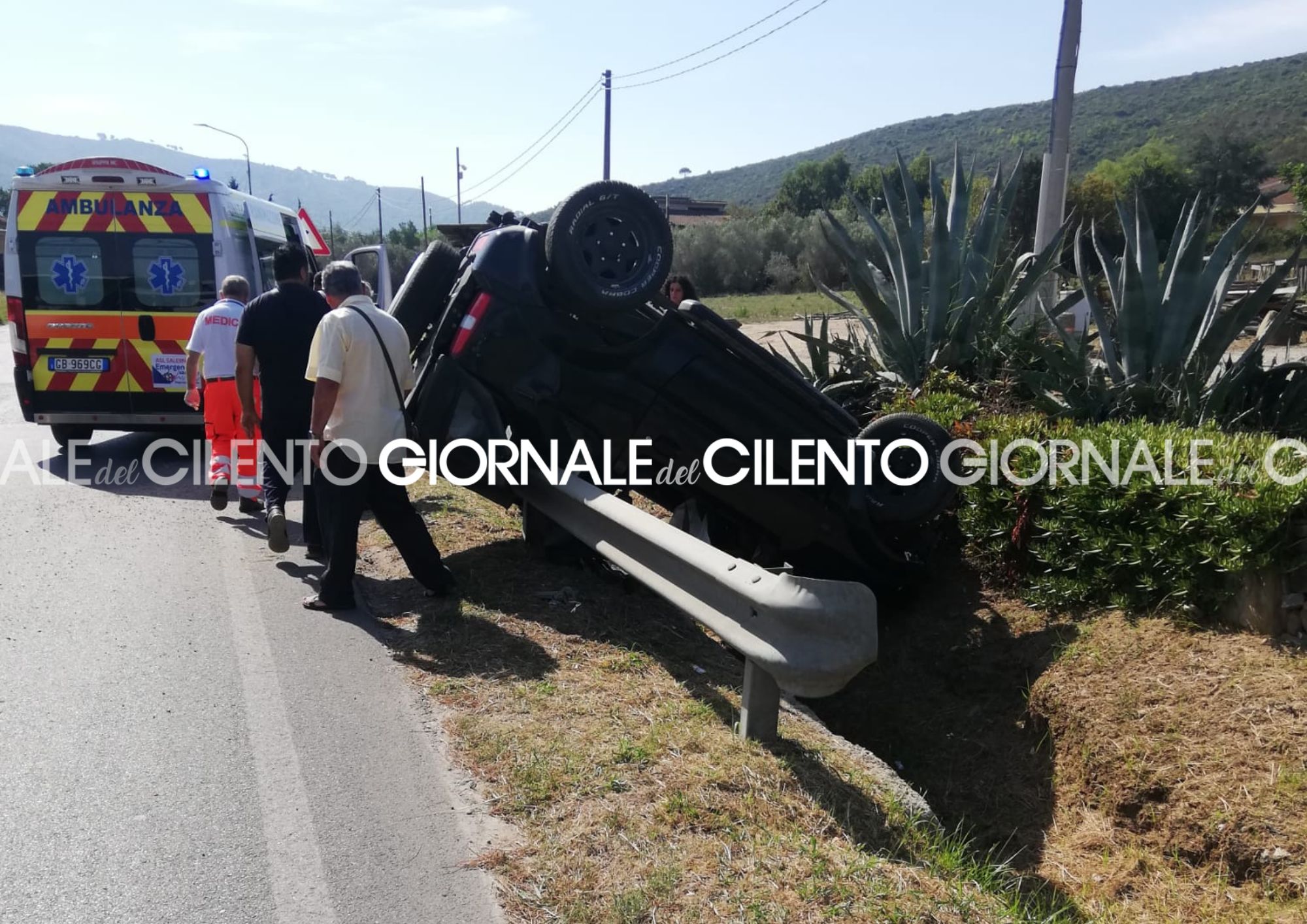 Auto si ribalta e finisce fuori strada a Castellabate: feriti tre turisti inglesi