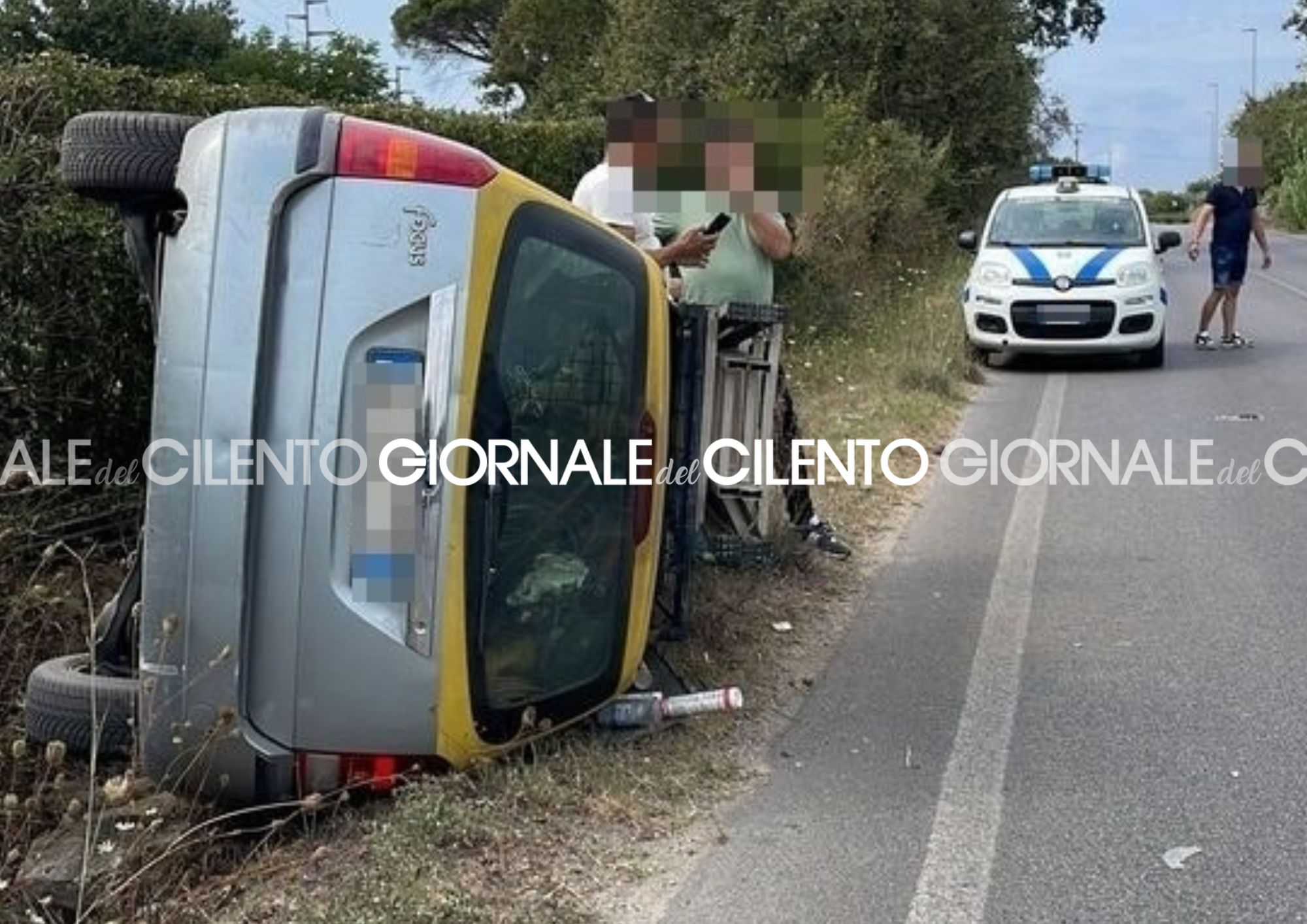 Incidente sulla Via del Mare: scontro tra due auto, una si ribalta