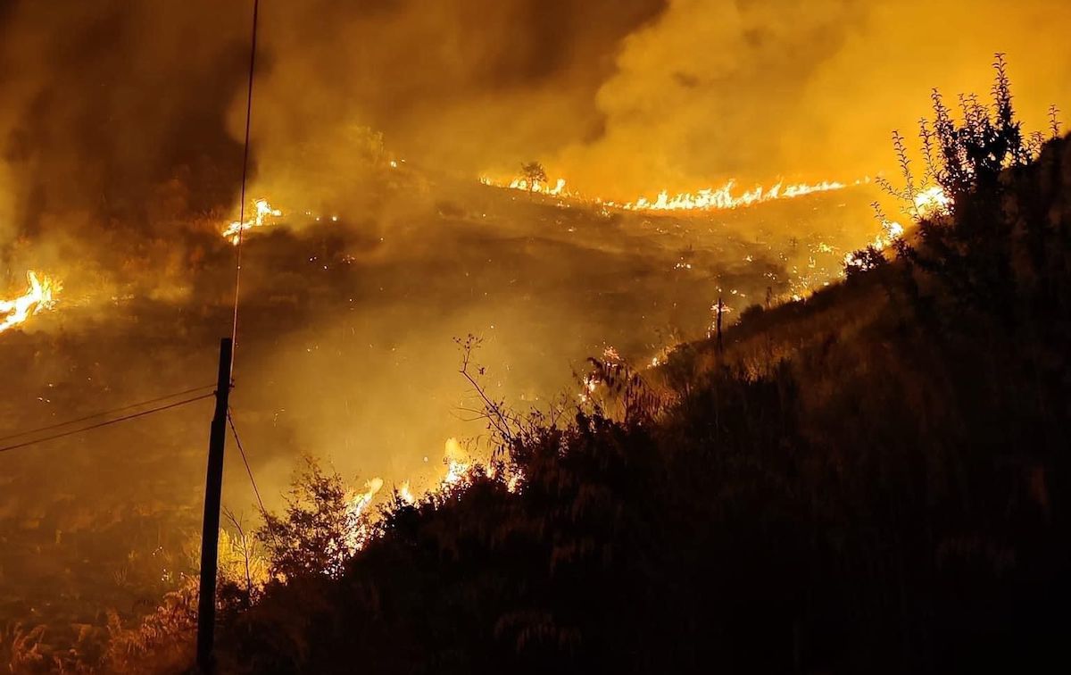 Montecorice, ancora in fiamme la collina di San Donato