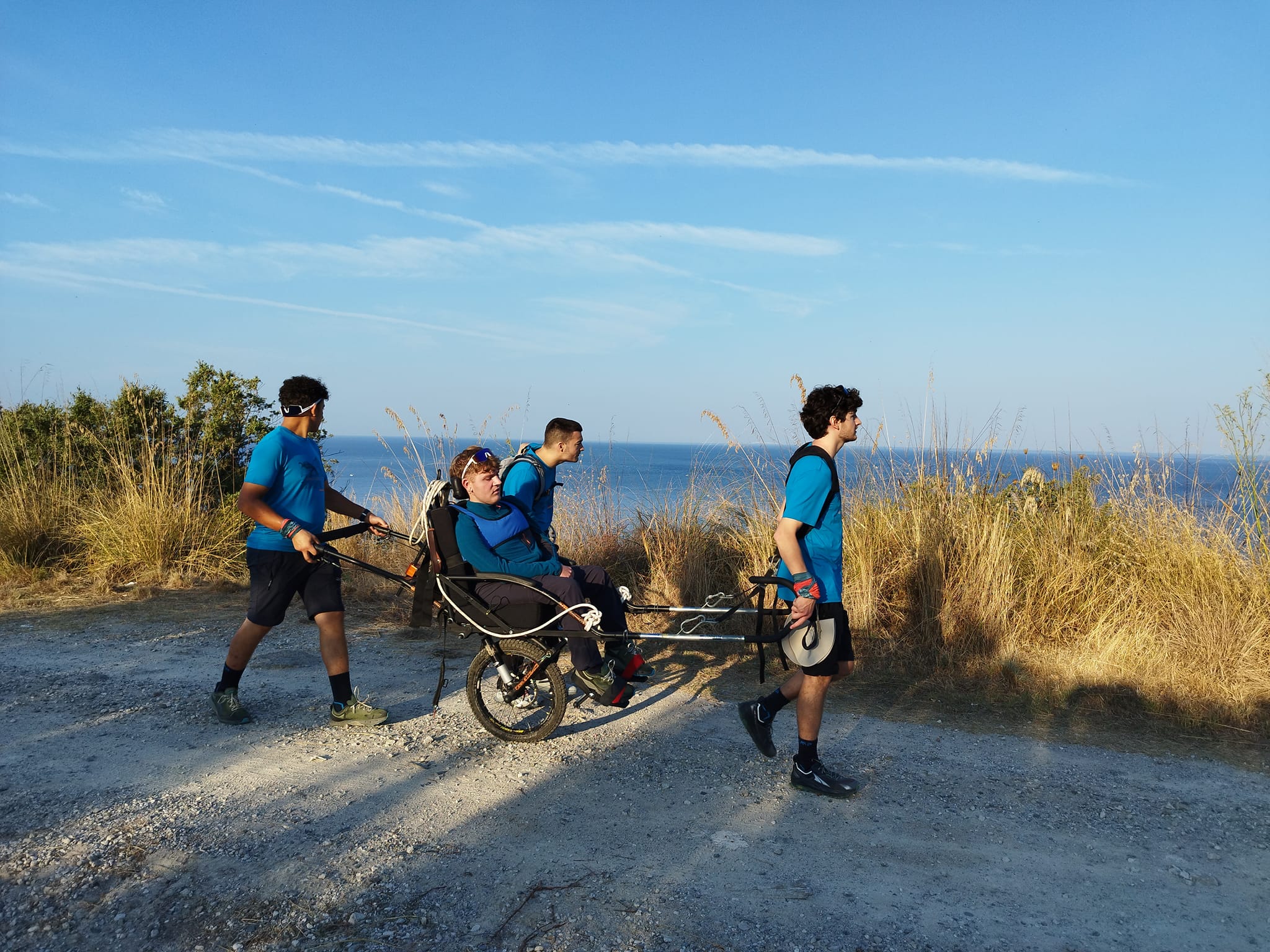 Cinque ragazzi e una joelette sul Cammino di San Nilo, la partenza da Palinuro