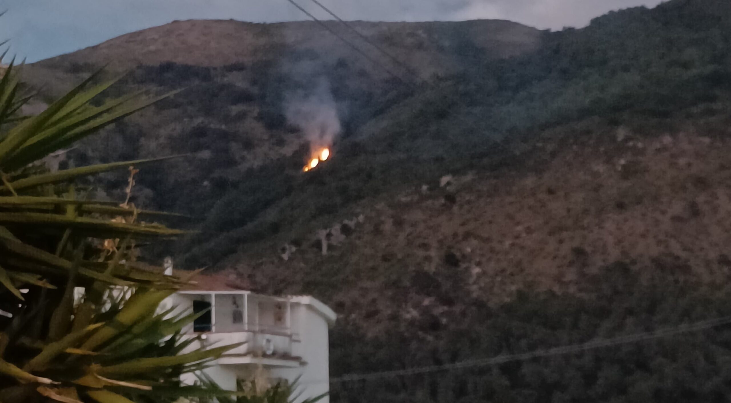 Camerota, brucia la collina che sovrasta la Mingardina: vento alimenta le fiamme