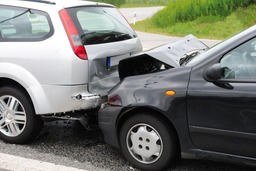 Incidente lungo la strada statale 18: tre auto coinvolte