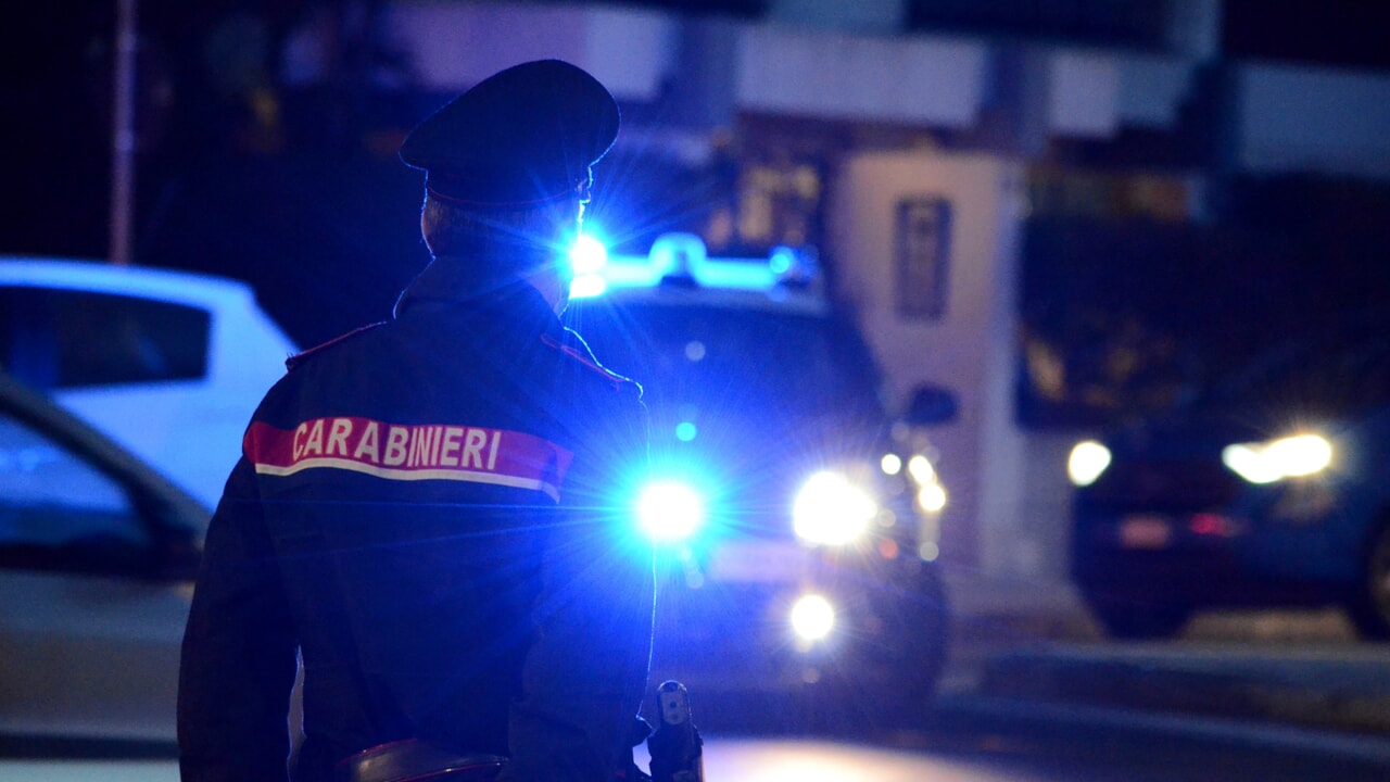 Coppia aggredita in un bar da individui armati: è giallo