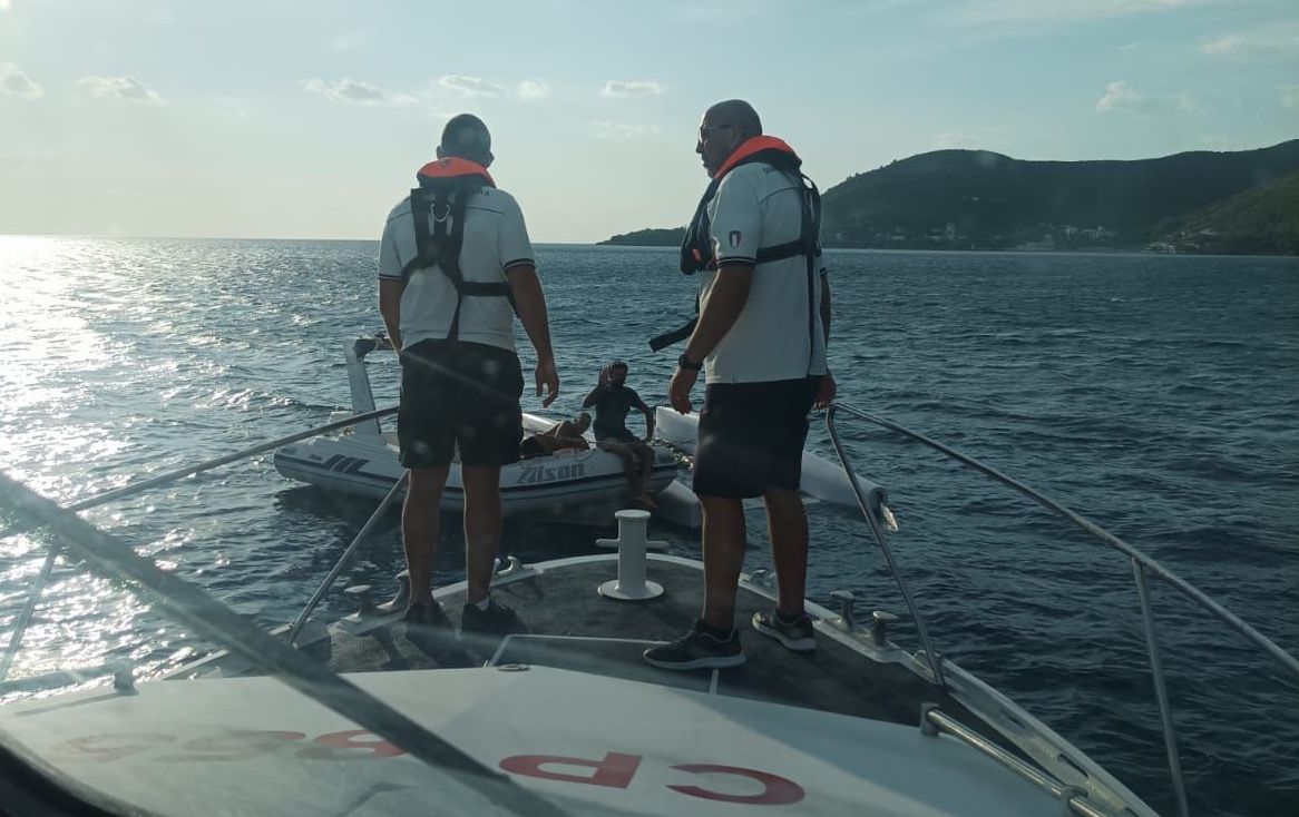 Cilento, catamarano si ribalta in mare: diportista soccorso dalla Guardia Costiera