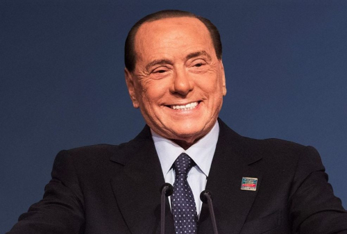 Un ologramma di Berlusconi all’evento di Forza Italia a Paestum