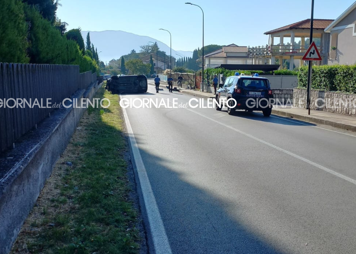 San Pietro al Tanagro, auto capovolta in strada: conducente illeso