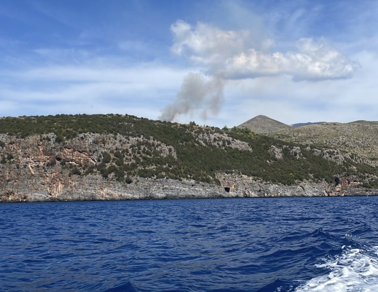 Camerota, fiamme nell’area marina protetta degli Infreschi