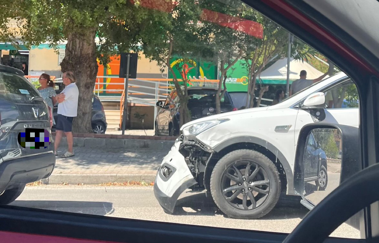 Castelnuovo Cilento, tamponamento in centro: nessun ferito