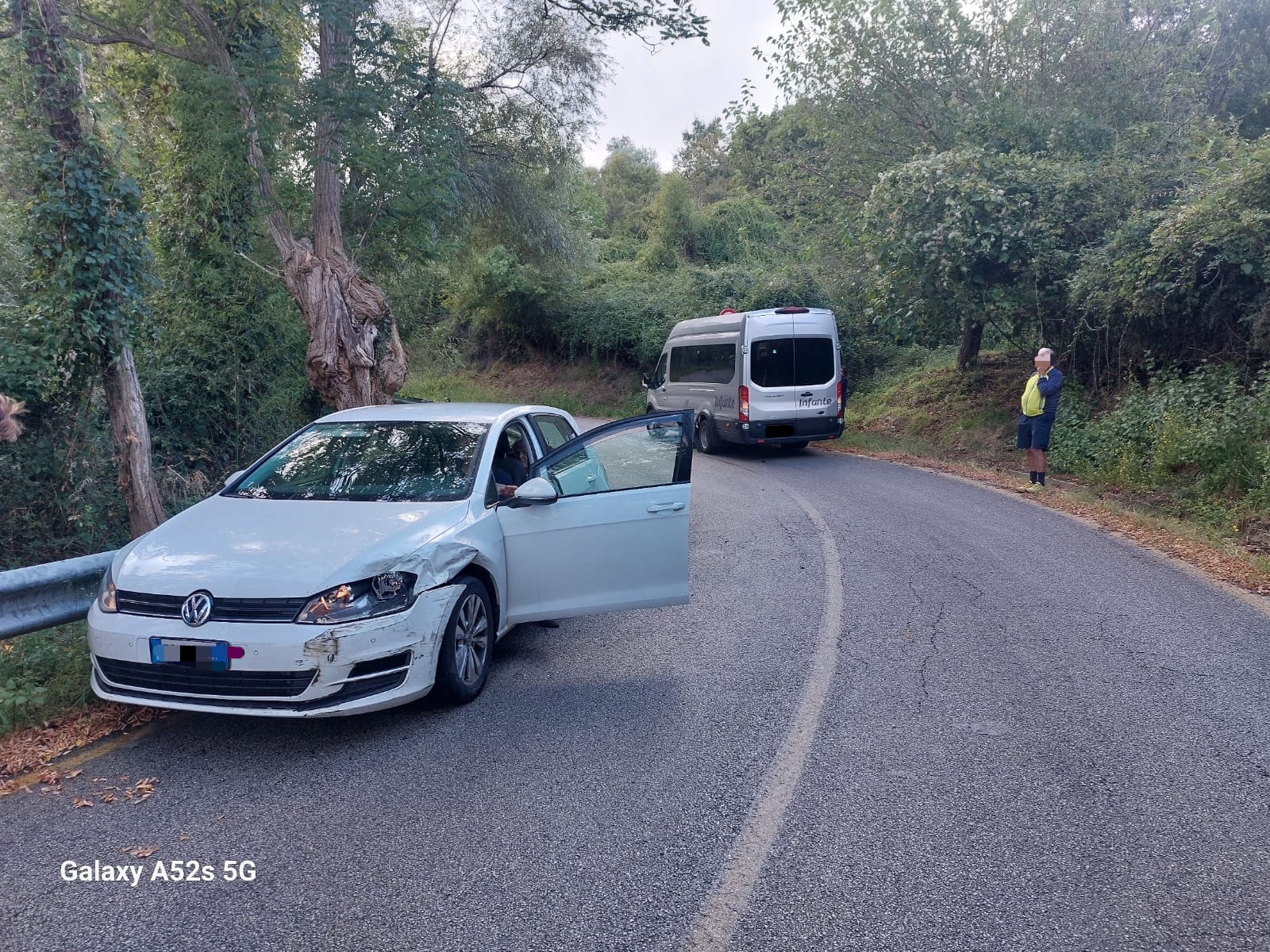 Incidente lungo la strada tra Laurito e Montano: auto contro minibus