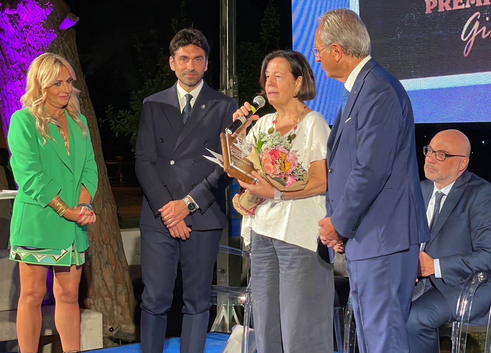 Sapri gremita al Premio Pisacane applaude Francesco De Core, Titti Postiglione e Loredana Macchietti Minà