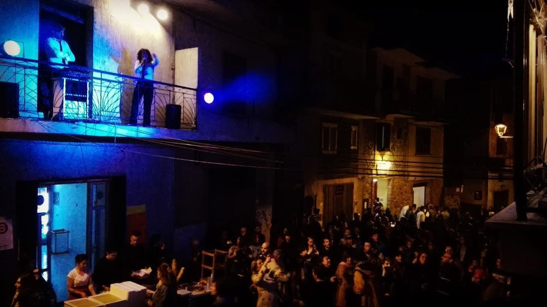 E’ il week-end di Balconica, a Futani il festival dove gli artisti si esibiscono dai balconi