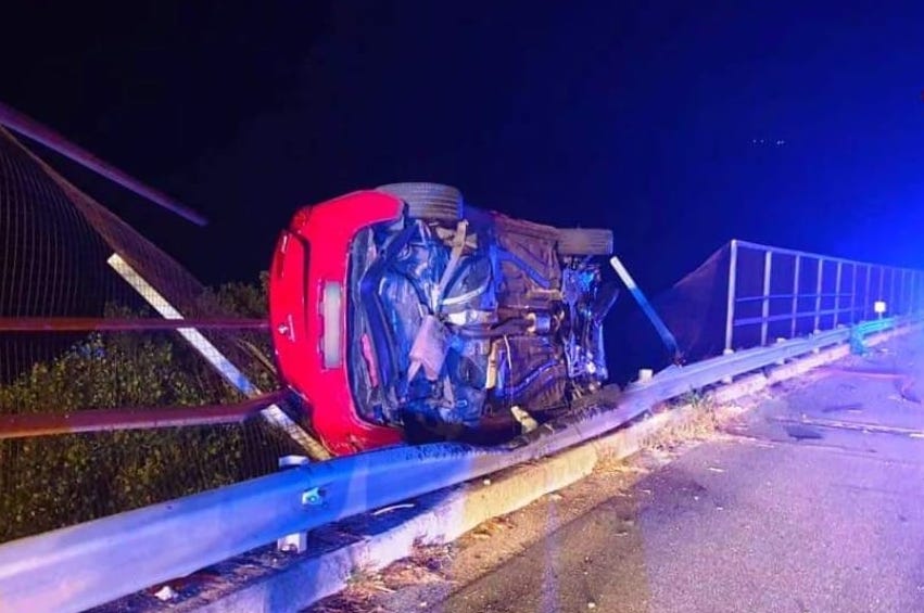 Tragedia sulla Fondo Valle Sele: auto si schianta contro le barriere: morto 33enne