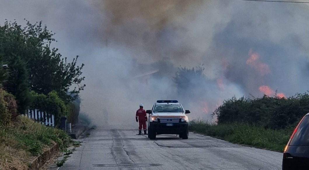 Caggiano, incendio mette a rischio abitazioni in zona Fontana