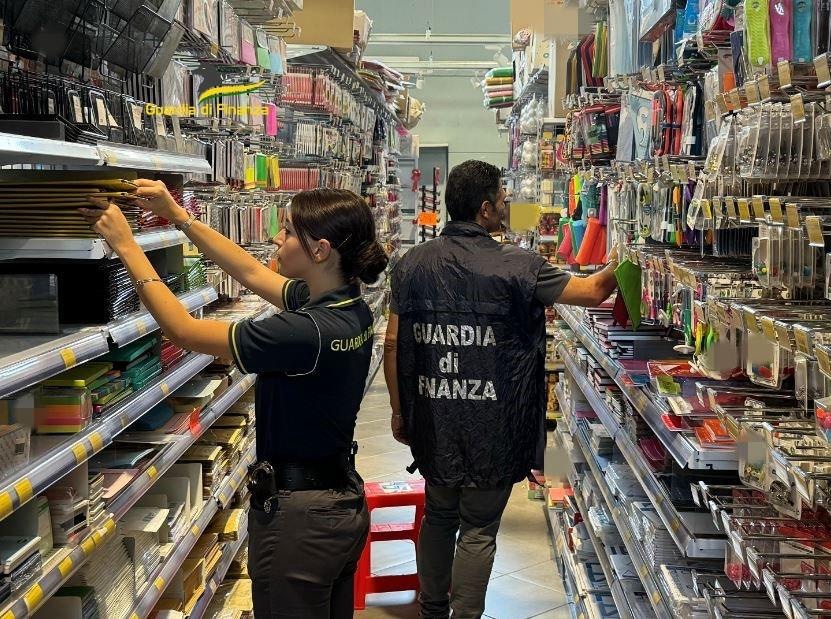 Sala Consilina, blitz Finanza: sequestrati 370 mila prodotti non sicuri