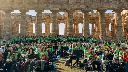 Mille studenti ai templi di Paestum per il concerto dedicato a Giovanbattista Cutolo